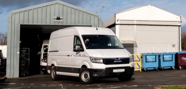 Véhicule_converti_SV Camion blanc converti pour un autre usage
